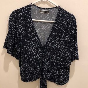 ✨BOGO 50% off✨ Blue flowered button up with tie in front.